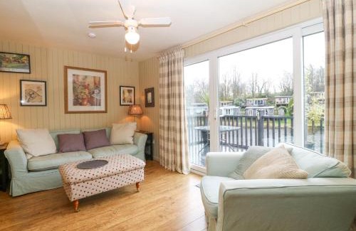Bont Newydd House | Mulberry Cabin On The Lake