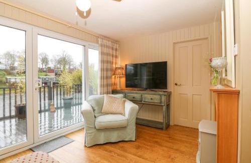 Bont Newydd House | Mulberry Cabin On The Lake