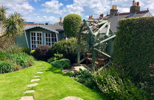 Cowes Cottage | Mulberry Cottage coastal holiday home