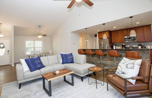 Pinehurst House | Mulligan Manor🏌️♂️-Pinehurst Home With Movie Room,Pool Table, Deck,and More