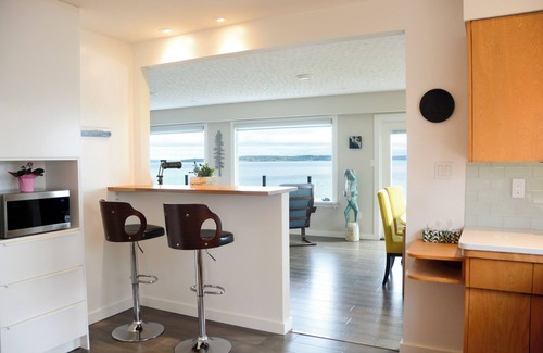 Sidney House | Multi-family home: 5 BR, 2 Kitchens, 2 Living Rooms, 1 Beach and infinite views!
