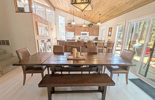 Sunriver House | Multi-Level home with a Private Hot Tub & A/C - Whistling Swan 8