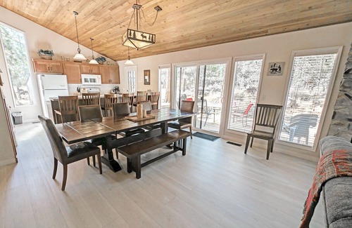 Sunriver House | Multi-Level home with a Private Hot Tub & A/C - Whistling Swan 8