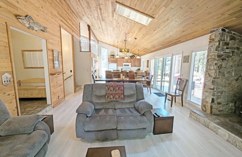 Sunriver House | Multi-Level home with a Private Hot Tub & A/C - Whistling Swan 8