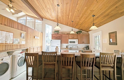 Sunriver House | Multi-Level home with a Private Hot Tub & A/C - Whistling Swan 8