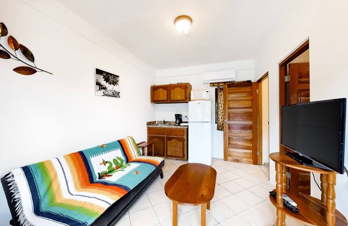 Caye Caulker House | Multi-suite property w/private pool, rooftop, grill, kayaks, partial AC & WiFi