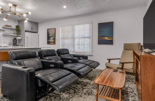 College Station Apartment | Mustang: Theater Chairs/Walk to A&M/Comfy King Bed