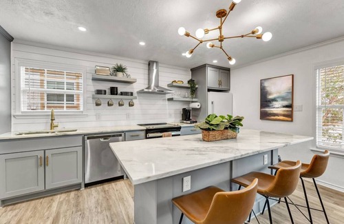 College Station Apartment | Mustang: Theater Chairs/Walk to A&M/Comfy King Bed