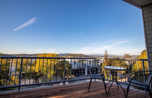 Muswellbrook Villa | Muswellbrook Villa 2 - Spacious, Comfy, Full Amenities - Shared Garden and Pool