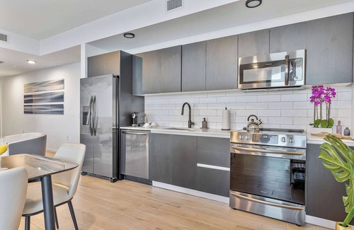 Downtown Miami Apartment | MVR - Designer Apt with Jaw-Dropping Views & Pool!