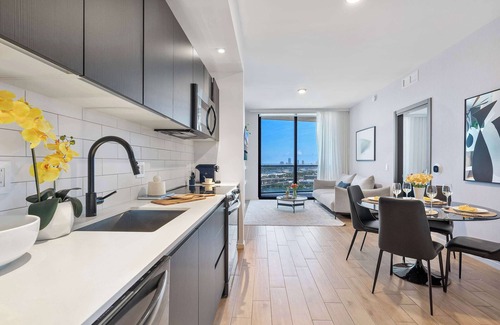 Downtown Miami Apartment | MVR - Designer Apt with Jaw-Dropping Views & Pool!