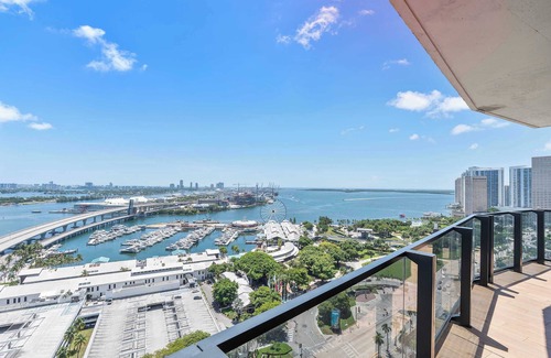 Downtown Miami Apartment | MVR - Designer Apt with Jaw-Dropping Views & Pool!