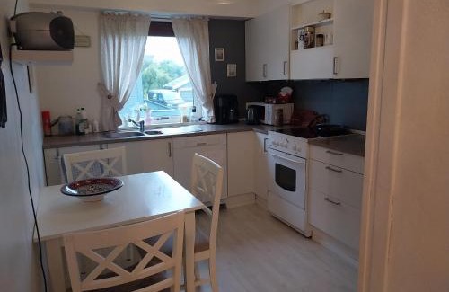 Saeveland Apartment | Nær sentrum skog å strand