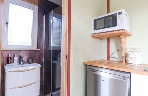 Rhyd-y-clafdy Cottage | N?TH Y BIODEN (MAGPIE'S NEST), pet friendly, with hot tub in Trefor