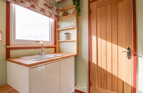 Rhyd-y-clafdy Cottage | N?TH Y BIODEN (MAGPIE'S NEST), pet friendly, with hot tub in Trefor