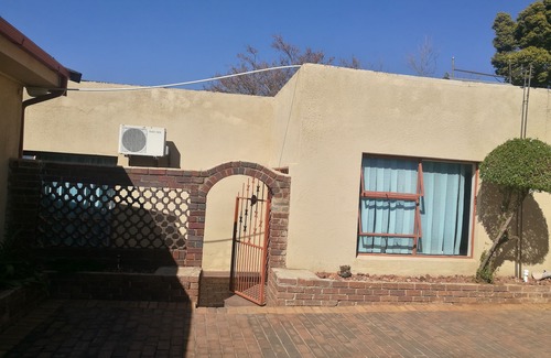 Primrose Cottage | Naisar Apartments/Holiday Home in Johannesburg near O .R. Tambo Airport