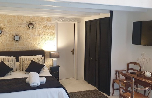 Parranquet Bed & Breakfast | Naomie" family guest room and swimming pool