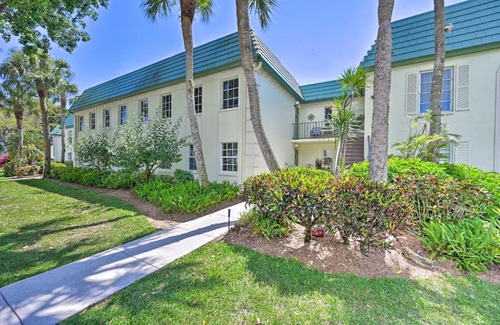 Central Naples Apartment | Naples Condo with Enclosed Balcony and Lake Views!