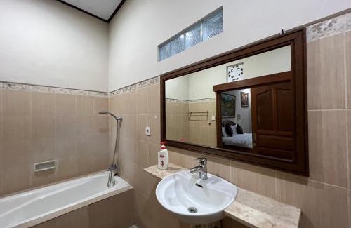 Batu Bolong House | Nari Homestay