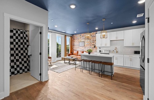 Talbot's Corner Villa | NASH Bach Pad 3-Bedroom Penthouse near Downtown Nashville (Sleeps 12)