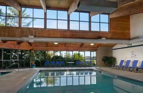 Newport House | Nature Escape! Ocean Front, Free Parking, Swimming Pool!