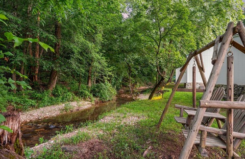 Blue Eye Cabin | Nature-Focused Getaway | Creekside Studio w/Modern Comforts & Free Ticket Perks!