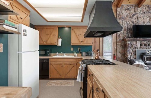 Oakhurst Cabin | Nature Haven: Jacuzzi, Deck & Mountain Views