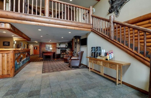Quincy Hotel | Nature-Infused Riverside Lodging | Poolside Patio & Hot Tub | 4 Units
