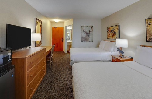 Quincy Hotel | Nature-Infused Riverside Lodging | Poolside Patio & Hot Tub | 4 Units
