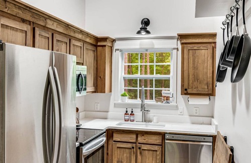 Dahlonega Other | Nature is calling! Family Friendly Getaway:Hot Tub, Fire Pit, Wine & Weddings