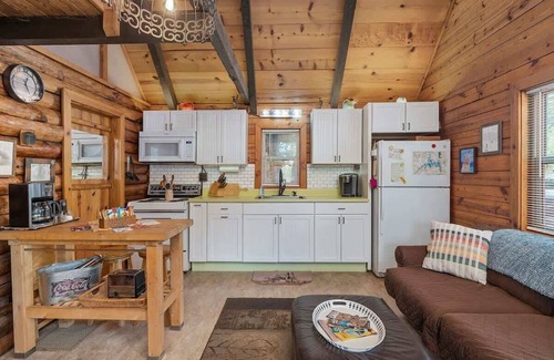Golden Cabin | Nature's Nook - Fire Pit & Near Fishing & Golf