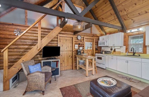 Golden Cabin | Nature's Nook - Fire Pit & Near Fishing & Golf
