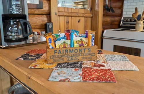 Golden Cabin | Nature's Nook - Fire Pit & Near Fishing & Golf