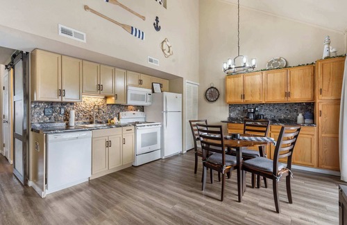 Hollister Condo | Nautical Nest on Taneycomo