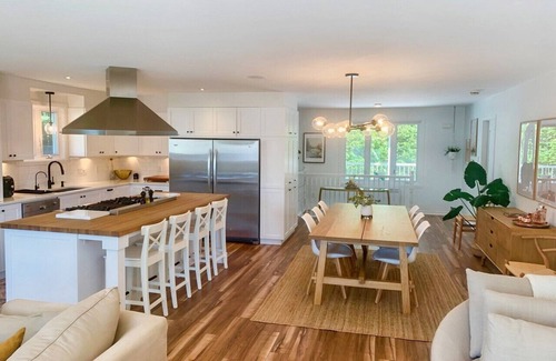 Stanstead Township House | Navigable Lakefront Chalet