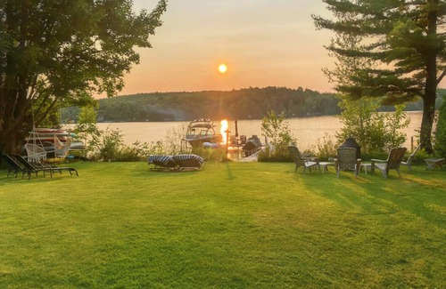 Stanstead Township House | Navigable Lakefront Chalet