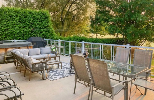 Stanstead Township House | Navigable Lakefront Chalet