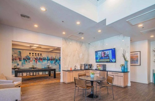 Glendale Sports and Entertainment District Apartment | Near Attractions |Balcony, Pool, Gym, Parking, W/D