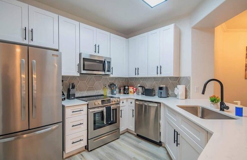 Glendale Sports and Entertainment District Apartment | Near Attractions |Balcony, Pool, Gym, Parking, W/D