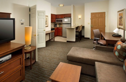 Linthicum Heights Condo | Near BWI Airport! Free Breakfast + Pool + Gym