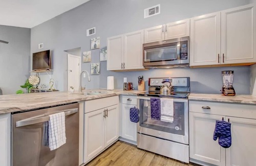 Savannah House | Near Dining & Downtown- Moon River District Digs