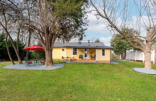 Waxhaw House | Near Downtown Waxhaw Mellow Yellow Suite A