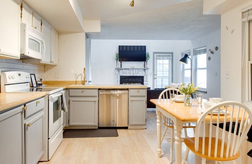 Aurora Apartment | Near Light Rail: Convenient & Cozy Aurora Townhome