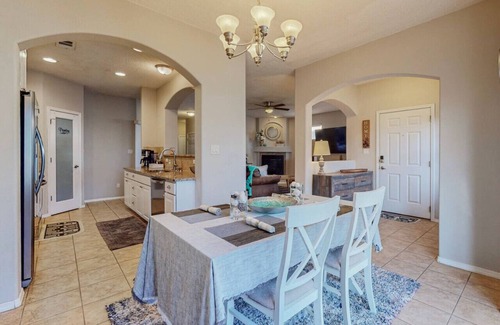 Mesa Del Sol Innovation Park House | Near Netflix|Quiet Neighborhood|King Bed|Spacious