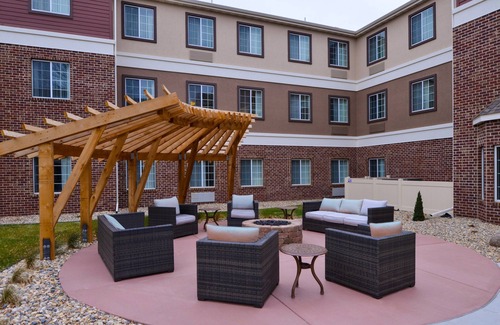Sioux Falls Condo | Near Zoo | Indoor Pool + Hot Tub + Free Breakfast