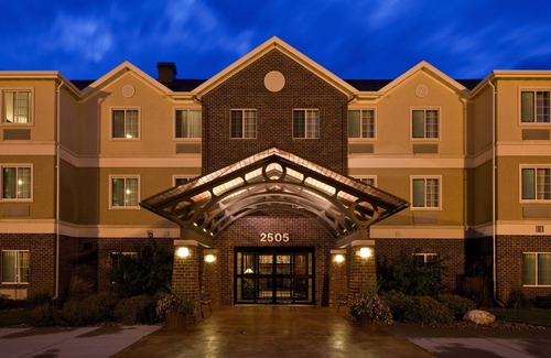 Sioux Falls Condo | Near Zoo | Indoor Pool + Hot Tub + Free Breakfast