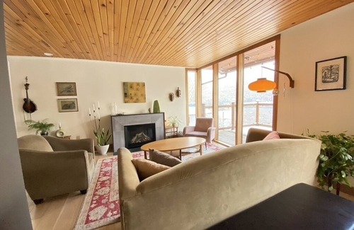 Nelson House | Nelson Lake and Mountain View