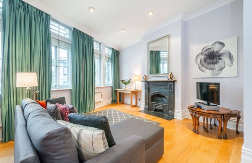 London City Centre Apartment | Nelson's Pad - Trafalgar Square - by Frankie Says