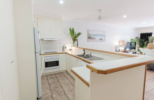 Palm Cove Villa | nEscape to your private tropical oasis! 2 bedroom/2 bathroom, private pool!🌴