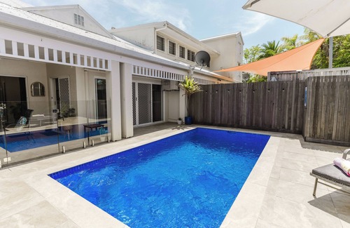 Palm Cove Villa | nEscape to your private tropical oasis! 2 bedroom/2 bathroom, private pool!🌴